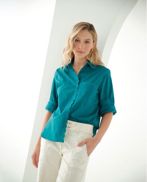 Camisa con detalles bordados para mujer