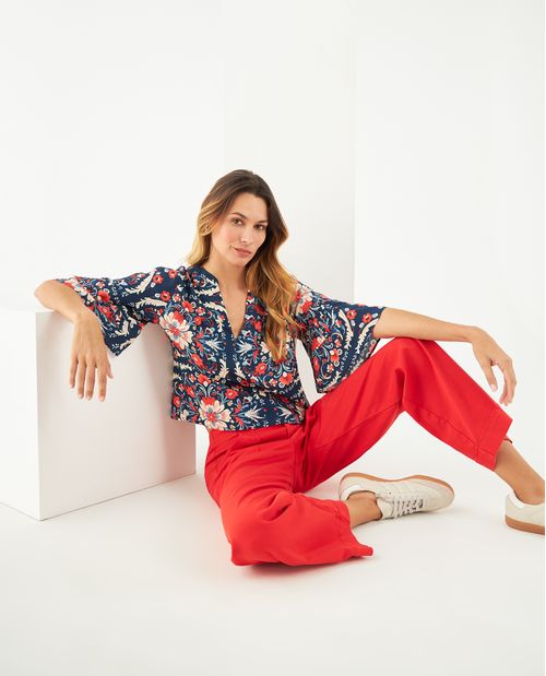 Camisa con escote en V para mujer