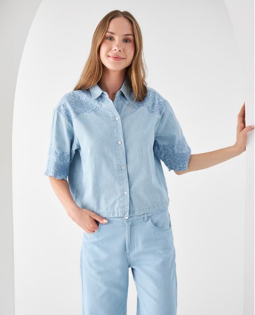 Camisa con bordados decorativos para mujer