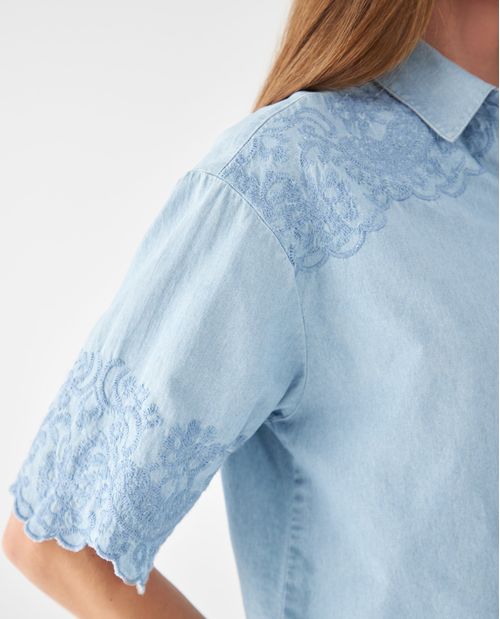 Camisa con bordados decorativos para mujer
