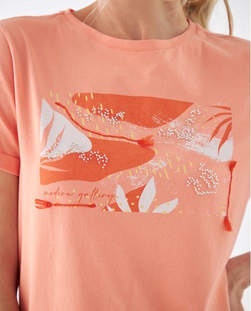 Camiseta estampada con apliques para mujer