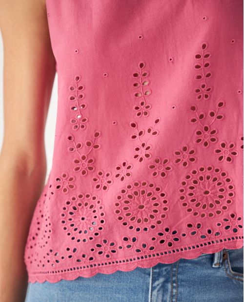 Camisa con detalles desagujados para mujer