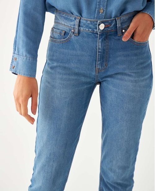 Jean Straight con cortes en posterior para mujer