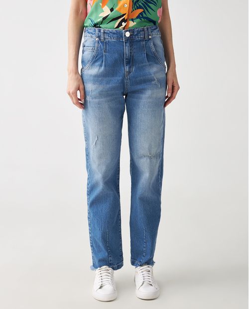 Jean Straight para mujer con ruedo desflecado y detalle de pinzas