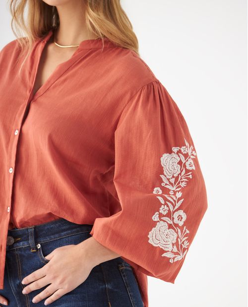 Camisa con detalles bordados para mujer