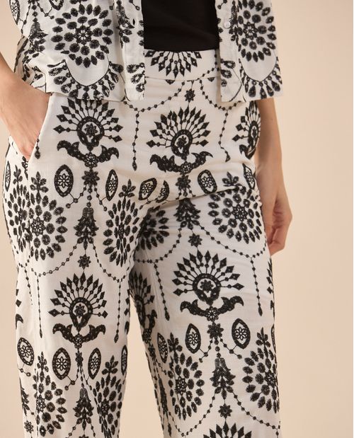 Pantalón con detalles desagujados para mujer