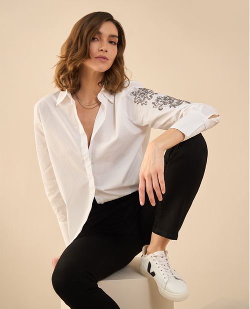 Camisa con apliques de piedras para mujer