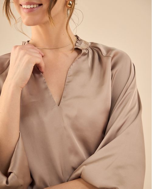 Camisa en satín con escote en V para mujer