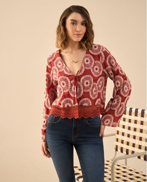 Camisa con detalles bordados para mujer