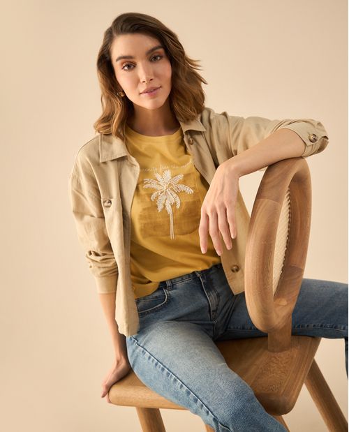 Camiseta con detalles bordados para mujer