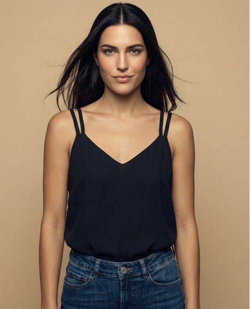 Camisa de tiras con escote en V y bajo en capas