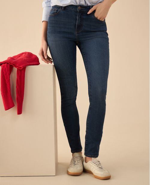 Jean slim tono oscuro